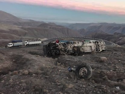Un autobus que transportaba a trabajadores mineros  se volcó en el kilometro 47 de la carretera Nasca - Puquio, dejando al menos 27 muertos.