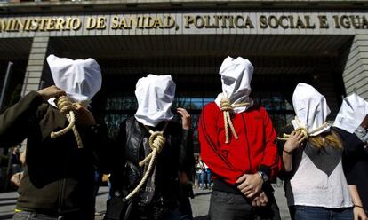 Protesta de las ONG del VIH y sida frente al Ministerio de Sanidad en el aniversario del Real Decreto-Ley de exclusión sanitaria