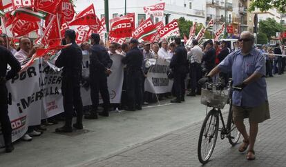 Protesta de trabajadores prejubilados de Mercasevilla ante la Consejería de Empleo por el bloqueo del fondo de los ERE.