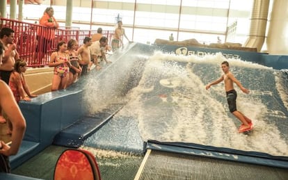 La piscina de surf, en un centre cívic que ha costat 76 milions de dòlars, és un signe del benestar finançat pel boom.