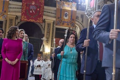 La presidenta de la Comunidad de Madrid, Isabel Díaz Ayuso (izquierda), durante una misa en la Real Colegiata de San Isidro, este lunes. 