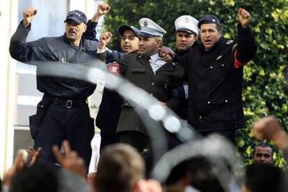 Los policías se unen a los manifestantes en Túnez