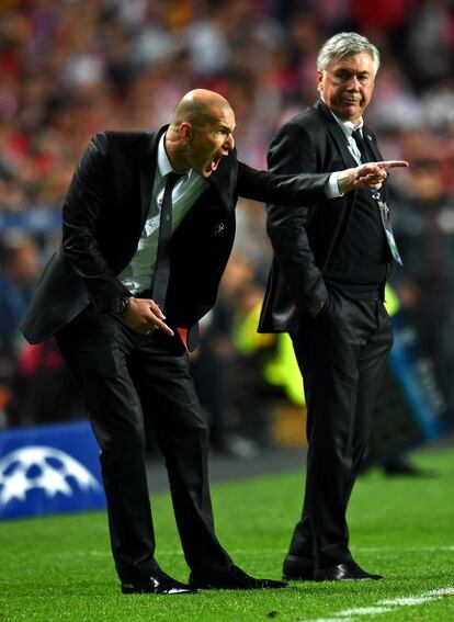 Carlo Ancelotti observa Zidane, que dá instruções aos jogadores do Real Madrid.