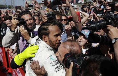 Lewis Hamilton celebra con su esquipo mercedes la victoria en el circuito de Montmeló. 