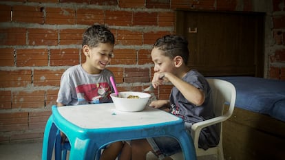 Samuel, de siete años, y Daniel, de cinco, dos hermanos que viven en la periferia de São Paulo, en Brasil. Desde que su colegio cerró,  comen lo mismo todos los días: arroz y frijoles con huevo o un embutido