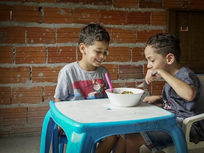 Samuel, de siete años, y Daniel, de cinco, dos hermanos que viven en la periferia de São Paulo, en Brasil. Desde que su colegio cerró,  comen lo mismo todos los días: arroz y frijoles con huevo o un embutido