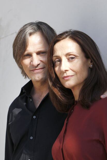 Viggo Mortensen y Carme Elias, ayer en Madrid.