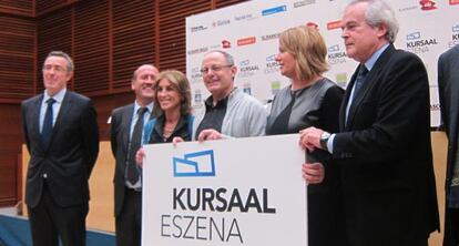 El alcalde de San Sebastián, Juan Karlos Izagirre, en el centro, en la presentación de las actividades de Kursaal Eszena. 