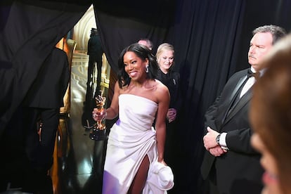 Regina King regresa emocionada del escenario, donde acaba de recibir el Oscar a mejor actriz secundaria por su papel en El blues de Beale Street.