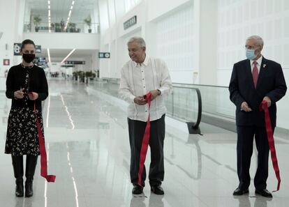 López Obrador (centro) con Claudia Sheinbaum y Jorge Arganis Díaz, en el Aeropuerto de Ciudad de México.