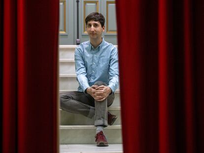 El actor Mario Alberto Díez posa en una sala del teatro Lara en Madrid.