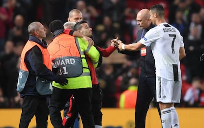 Un aficionado salta al campo y se acerca a Cristiano Ronaldo en el estadio de Old Trafford, durante el partido entre el Manchester United y la Juventus.