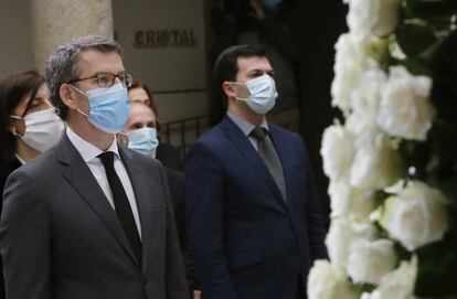 El presidente de la Xunta, Alberto Núñez Feijóo, (i) junto al líder de la oposición y candidato del PSOE, Gonzalo Caballero (c), durante el homenaje a los fallecidos por la pandemia de la Covid-19, celebrado  el pasado día 13 en Santiago. EFE/Lavandeira jr