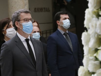 El presidente de la Xunta, Alberto Núñez Feijóo, (i) junto al líder de la oposición y candidato del PSOE, Gonzalo Caballero (c), durante el homenaje a los fallecidos por la pandemia de la Covid-19, celebrado  el pasado día 13 en Santiago. EFE/Lavandeira jr