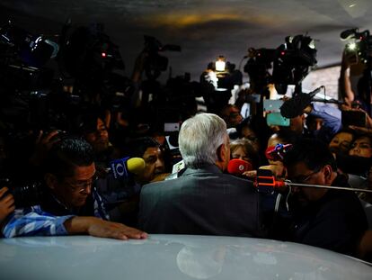 El presidente Andrés Manuel López Obrador habla con periodistas en la Ciudad de México.