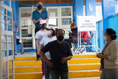 Ciudadanos hacen fila para votar en Ciudad de México. 