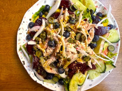 Ensalada de pollo, remolacha, cogollos y pepino El Comidista