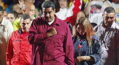Maduro, junto a su mujer, en Caracas tras el anuncio de los resultados.
