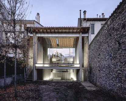 Aquesta casa es diu Row House. La casa de Rafael Aranda a Olot transforma un edifici existent en un espai domèstic.