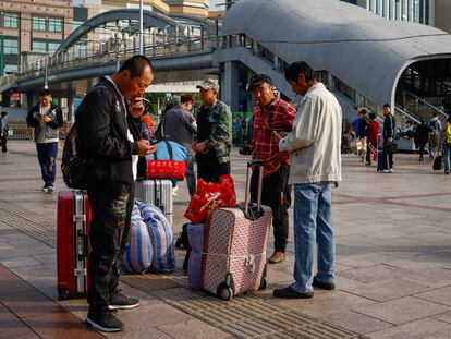 Chinos ante una estación de tren de Pekín, el 7 de octubre pasado, tras las fiestas de la Semana Dorada.