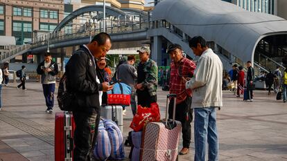 Chinos ante una estación de tren de Pekín, el 7 de octubre pasado, tras las fiestas de la Semana Dorada.