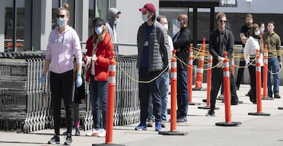 Cola para entrar a un supermercado Whole Foods (propiedad de Amazon), el 7 de abril en Boston (EE UU).