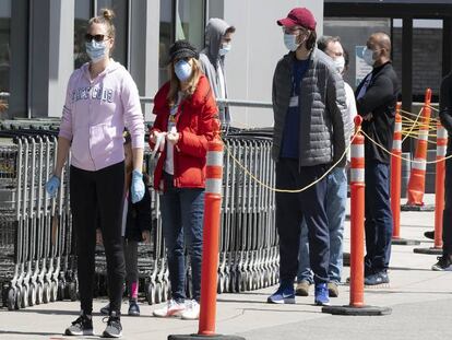 Cola para entrar a un supermercado Whole Foods (propiedad de Amazon), el 7 de abril en Boston (EE UU).