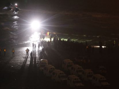 Furgones policiales en la costa de Alhucemas.