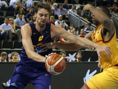 Paul Gasol ante Richard Hendrix.