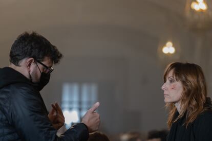 El director Dani de la Torre con Nathalie Poza, en un momento del rodaje de la segunda temporada de 'La Unidad'.