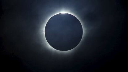 El fenómeno se ha podido observar en el sudeste asiático. En esta foto, la corona solar, desde la isla de Ternate, en Indonesia.