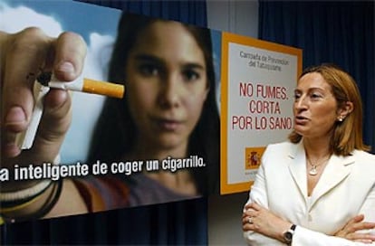 Ana Pastor, junto a un cartel con el lema <i>No fumes, corta por lo sano</i>.