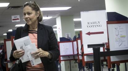 Una mujer vota por adelantado en Cincinnati.