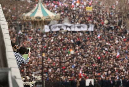 Manifestantes se espalham pelas ruas de Paris.