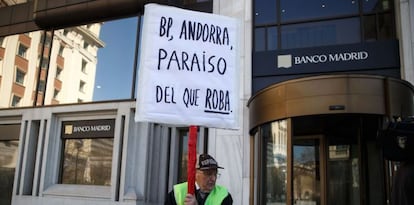 Un hombre protesta frente a la sede de Banco Madrid, en la capital espa&ntilde;ola.