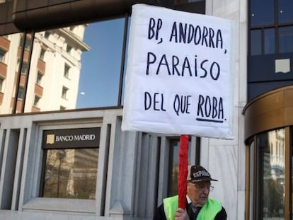 Un hombre protesta frente a la sede de Banco Madrid, en la capital espa&ntilde;ola.