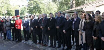 Representantes políticos e institucionales en el homenaje en Bilbao.