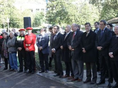 Representantes políticos e institucionales en el homenaje en Bilbao.