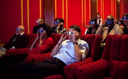 Los Obama ven un anuncio en 3D durante la Super Bowl de 2009 en la sala de cine de la Casa Blanca.