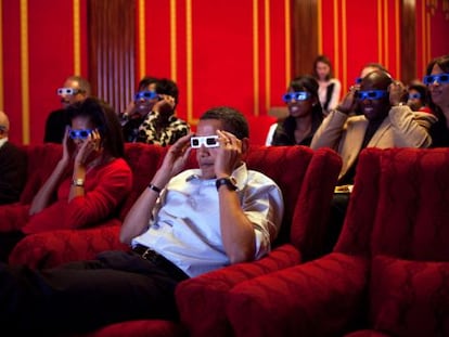 Los Obama ven un anuncio en 3D durante la Super Bowl de 2009 en la sala de cine de la Casa Blanca.