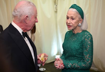 Helen Mirren junto al rey Carlos III, en un acto organizado en Highgrove House, el 7 de febrero de 2025.