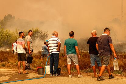 Varias personas observan el incendio forestal en el municipio de Odemira, este lunes.