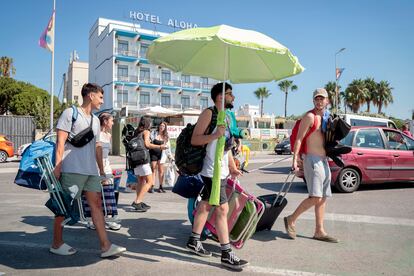 Lo primeros jóvenes empiezan a llegar a Burriana para el inicio del Arenal Sound, este lunes en Castellón.