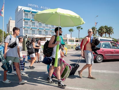 Lo primeros jóvenes empiezan a llegar a Burriana para el inicio del Arenal Sound, este lunes en Castellón.