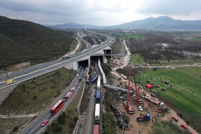 Vista aérea del lugar del choque entre el tren de pasajeros y el convoy de mercancías. Al menos 38 personas han muerto y decenas han resultado heridas al chocar dos trenes cerca de la ciudad griega de Larisa, en el centro del país. 

