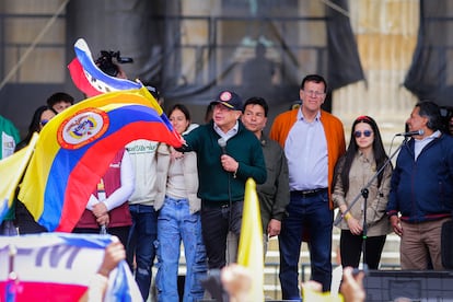 Gustavo Petro da un discurso en la Plaza de Bolívar el 1 de mayo de 2024.