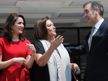 Guadalupe Taddei y Lorenzo Córdova se despiden previo al inicio de la sesión en el Instituto Nacional Electoral.