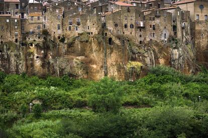 Pitigliano, de origen etrusco, está construida sobre una montaña de toba volcánica. Merece la pena descubrir sus llamadas Vie Cave, pasadizos excavados en la roca en todas las direcciones y de hasta 20 metros de profundidad, que se consideran rutas sagradas que unían las necrópolis y otros lugares asociados con el culto religioso etrusco.