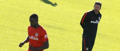 Simeone observa a Jackson.