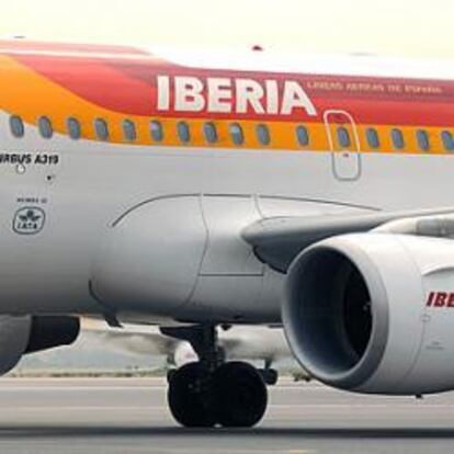 Un avión de corto y medio radio de Iberia se prepara para iniciar una operación